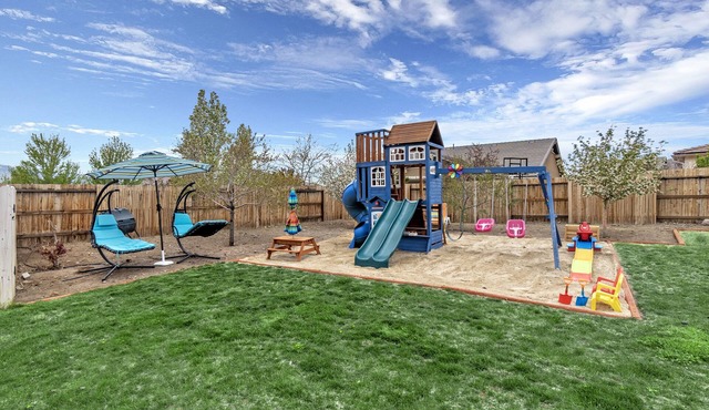 BACKYARD FUN! SLEEPS 20. Lake Tahoe 35 minutes!