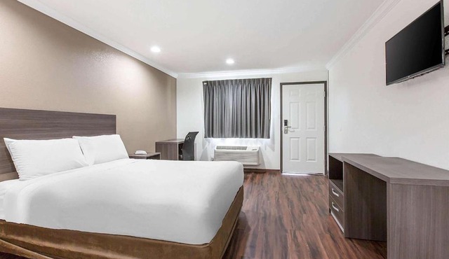 Baymont by Wyndham Bakersfield