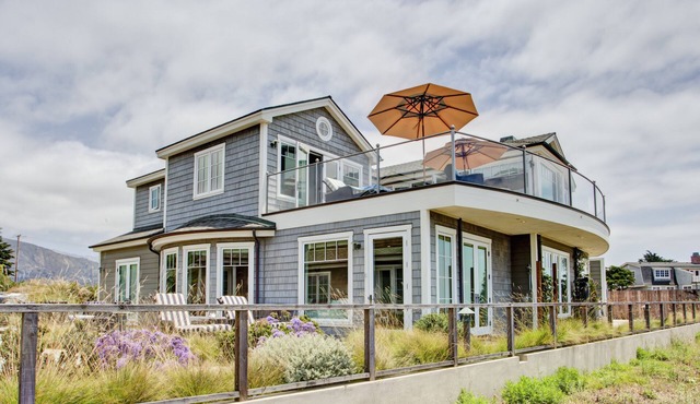 Beach front Sea Loft in Santa Barbara. Weekly discounts. Best beach sunsets!