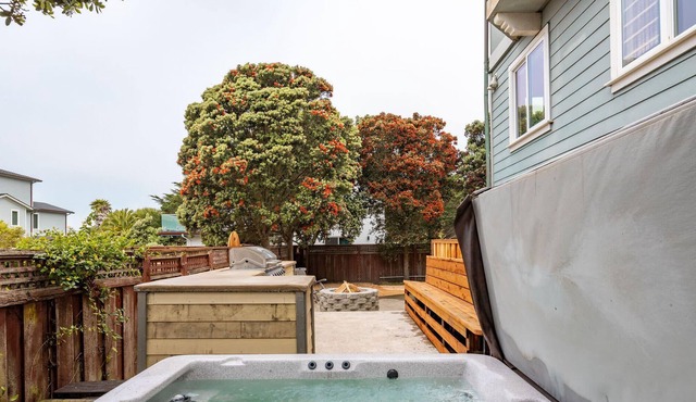 Beach Unit w/Private Hot Tub, Fire Pit, BBQ / Walk 2 Food & Activities