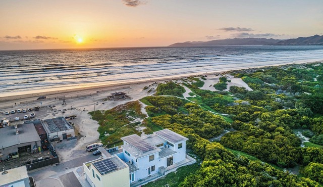 Beachfront 2BR w/Deck, Views & Direct Sand Access Strand Way A