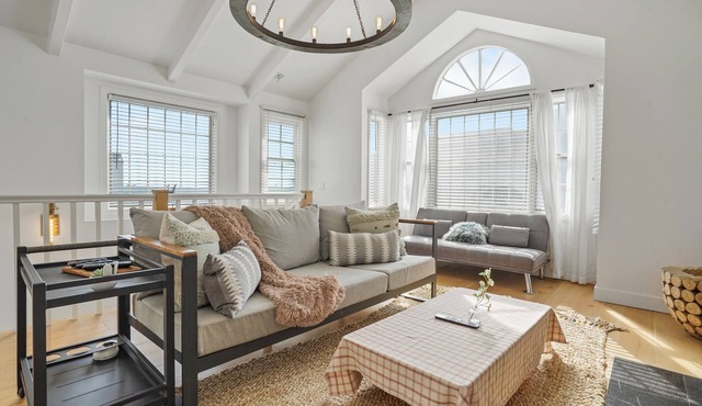 Beachfront Bliss: Your Ideal Home by the Waves! in Long Beach
