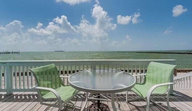 Beachfront Water View in Perfect Paradise at Bayfront Kontiki! in Rockport