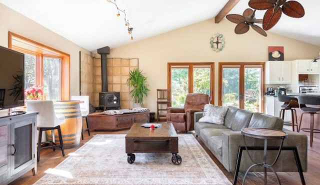Beaufiul Sonoma house on large property in vineyards with lots of amenities!