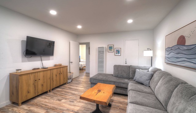 Beautiful 2 bed w/Ocean view - private wifi