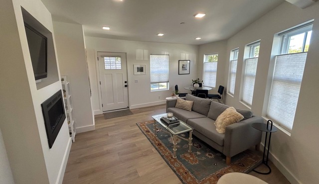 Beautiful 2-bedroom Bungalow - Walking Distance to Shops & Restaurants
