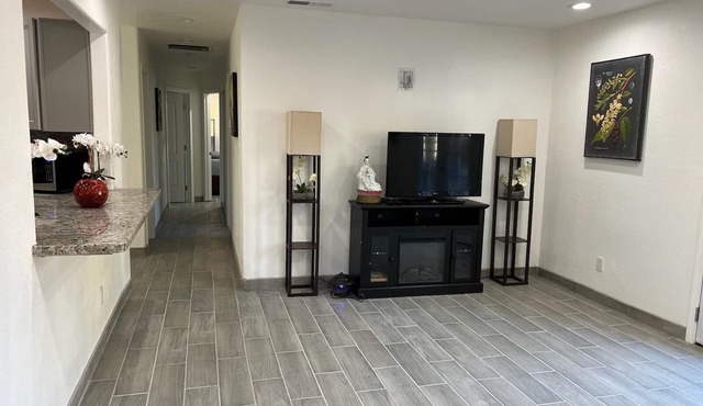 Beautiful 3 BR conveniently located near highway 41 & 99, restaurants, grocery