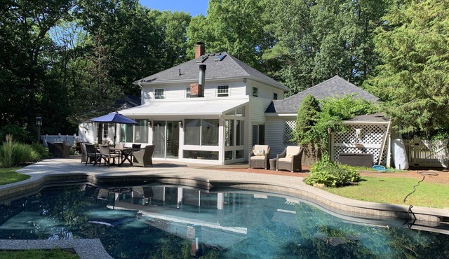 Beautiful 4 bdr. with pool close to HamptonBeach, Portsmouth, & Newburyport Ma in Hampton Falls