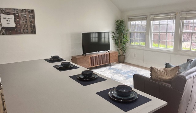 Beautiful Bay Area Pool house, renovated throughout, centrally located.