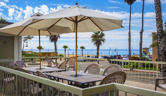 Beautiful Beach Condo Steps from the Beach!