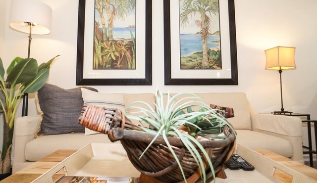 Beautiful condo located less than one mile to beach and trendy Belmont Shore.