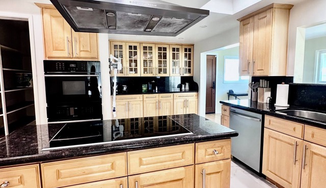 Beautiful Fresh Mountain air, Granada Hills Oasis, 3 bedroom 3 bath + Plus Den!