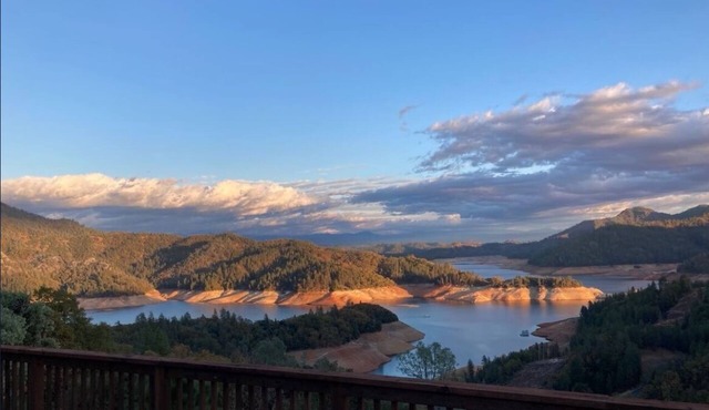 Beautiful Home Above Lake Shasta 30 nights minimum