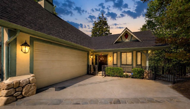 Beautiful home W/Lake Access, Decks, Fire pit, Papoose Lake views, & EV Charger