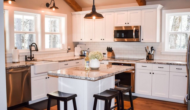 Beautiful new cottage, nestled in the woods, just 2 miles from downtown