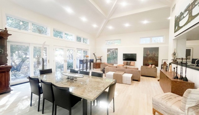 Beautiful Riviera Guest Suite in Private Forest, Conveniently Located Retreat
