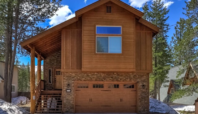 Beautiful South Lake Tahoe Home with Great Mountain Views