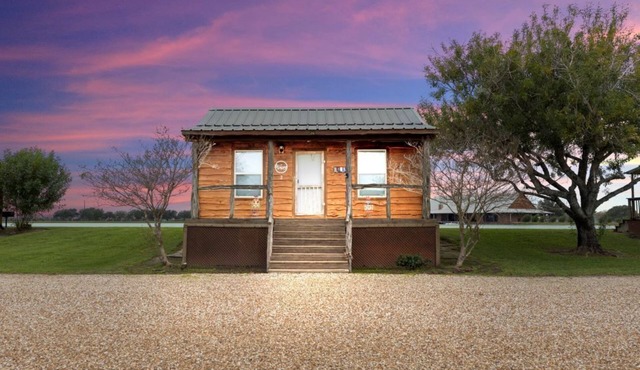 ★Beautiful Texas ranch retreat with lake.cabin#2 ★ in Midfield