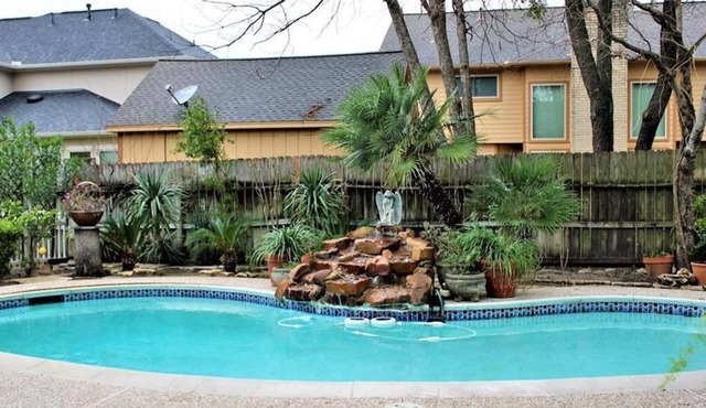 Beautiful Three Bedroom Home with Scenic Backyard in Houston
