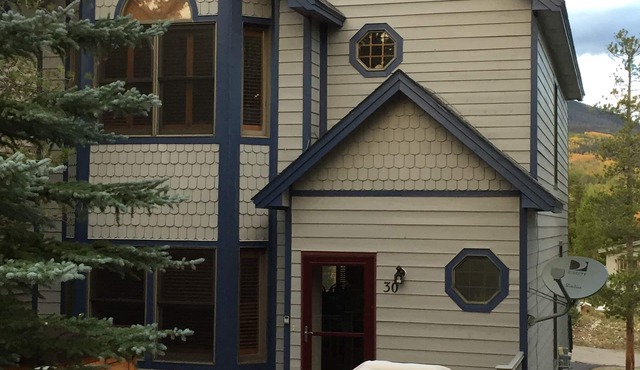 Beautiful Victorian Home, Recently Remodeled, 1/2 Block To Main Street in Frisco