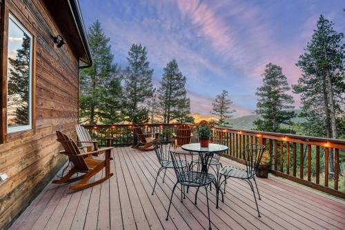 BEST VIEWS! Luxury Mountain Home - Saltwater HotTub, Firepit, BBQ- Close to SKI, Red Rocks in Evergreen