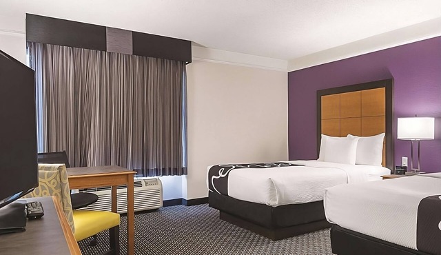 Better Choice For Your Vacation! 3 Pet-friendly Units, Free Parking + Pool!