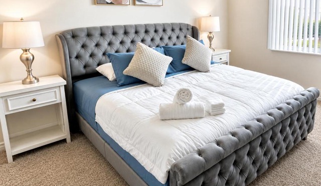 Beverly Deluxe I 2BR 2baths I Parking, Gym, Pool
