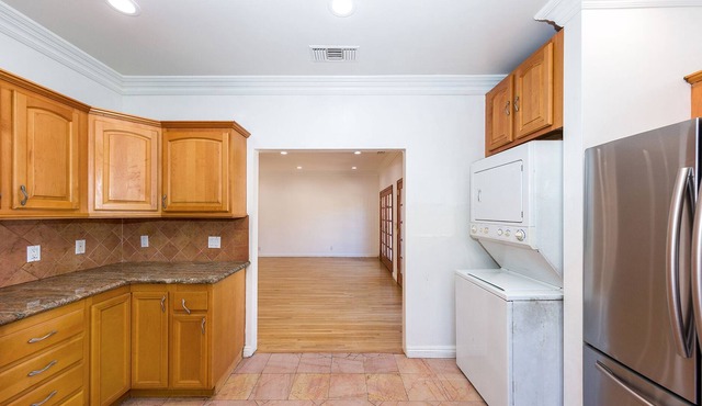 Beverly Hills Home w/ Backyard, Jacuzzi & More