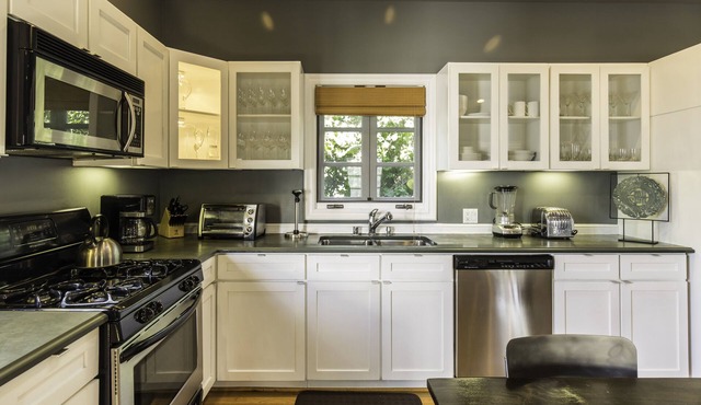 BeverlyGroveLoft Beverly Hills LACMA Farmer's Market Private Apartment Detached