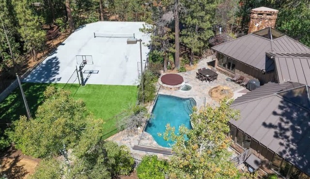 Big Bear Breakaway, 5 bedroooms, hot tub,bsktball