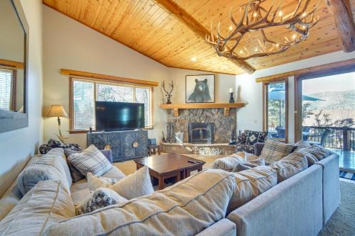 Big Bear Lake Cabin w/Hot Tub & Gas Fire Pit!