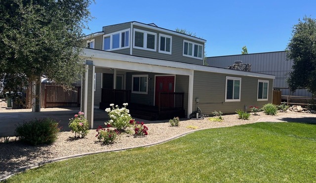 Big Green House 4bdrm - 3 bath with Pool Table