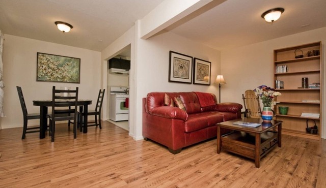 Big Quiet Sunny Garden Apt w/Private Fenced Backyard