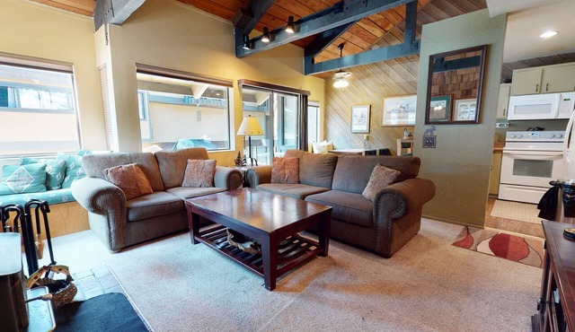 Bigwood 62 Quiet and Cozy in Forest Setting, with Garage Parking by RedAwning