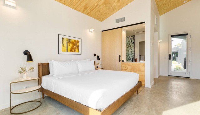 Blackhaus A5 by AvantStay | ADA Modern Room + Pool