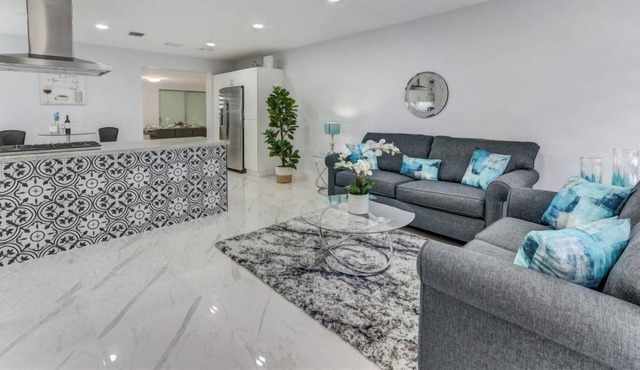 Blue Haven - Hialeah | 5 Bdr., Priv. Pool, Near Airport! in Hialeah