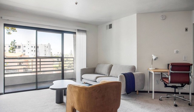 Blueground | Studio City, jacuzzi, nr Lake