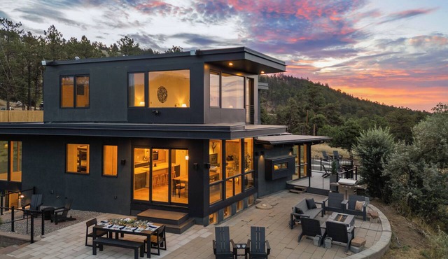 Boulder Luxury: Panoramic Mountain Views, Cedar Hot Tub, Wellness and Romance! in Boulder