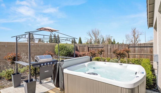 Brand New, Hot Tub, King Suite, BBQ, Fire Pit!