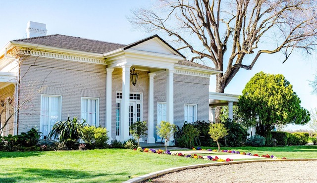 Breathtaking Estate: 5-star finishes. Private Pool. Gardens. River