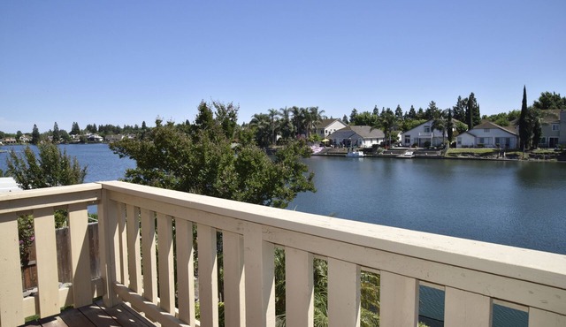 Breathtaking LakeFront, long term rental only, 210 dollars a day, 30 days up.