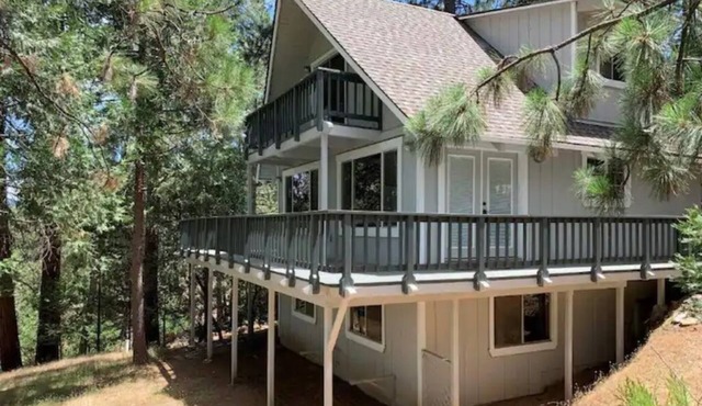 Breckenridge Chalet near Yosemite. Nestled in the Pines. Sleeps 6. Dog friendly!