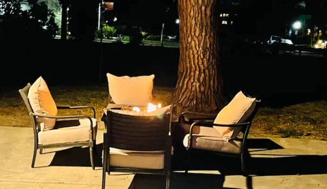 Bright 3 bedroom home with fireplace 5 min from Americana