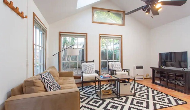 Bright & Charming Cottage in Cool Gilman District. Walk to Whole Foods & Resto! in Berkeley