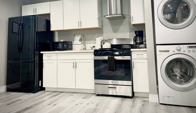 Bright Modern Valley House | Kitchen | Washer & Dryer / Dogs OK!