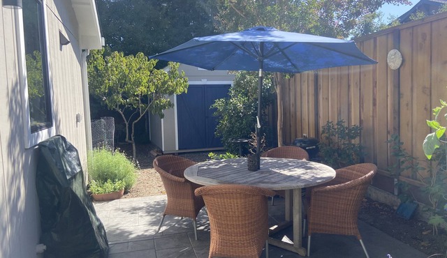 Bright new cottage next to Stanford, tucked in a peaceful private flower garden.