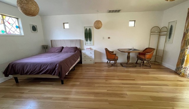 Bright, Private Bohemian Cottage in Peaceful Woodlake ~8 mins to Midtown