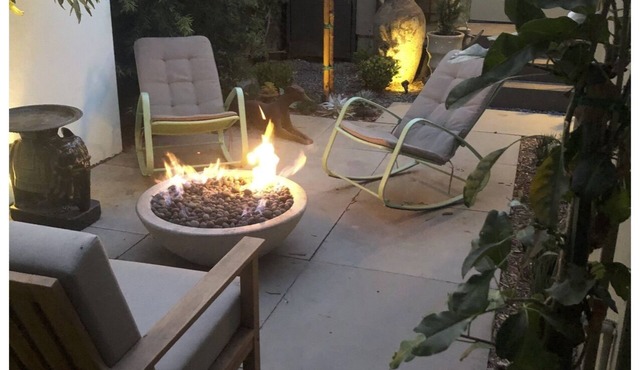 Bungalow with private patio 10 blocks from beach