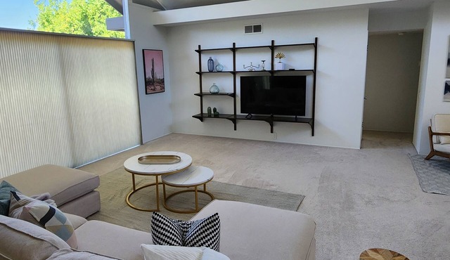 Captivating Mid-century modern home. Close to all that California has to offer. in Sacramento