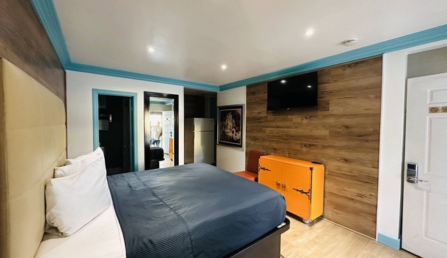 Casa Blanca Inn & Suites